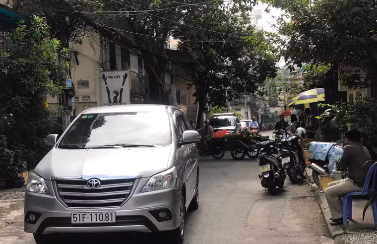 Theo ghi nhận của PV Kiến Thức, con hẻm nhỏ trên đường Tô Hiến Thành (quận 10) chỉ vài mét, dọc 2 bên hẻm nhà cửa san sát nhau với lưu lượng người xe lúc nào cũng tấp nập.