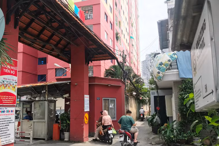 Theo ông Châu, có những con hẻm trong quy hoạch là 20 - 30m, tuy nhiên thực tế chỉ 4 - 5m và khi doanh nghiệp xin phép làm dự án, cơ quan có thẩm quyền chỉ căn cứ vào quy hoạch và cấp phép mà không có sự kiểm tra thực tế xem hạ tầng khu vực đó có bảo đảm hay không. Ông Châu đề nghị thành phố cần siết lại việc cấp phép xây dựng. Chỉ cấp phép ở những khu vực được kết nối hạ tầng tốt để tránh tình trạng kẹt xe, ngập nước và đặc biệt là an toàn PCCC.