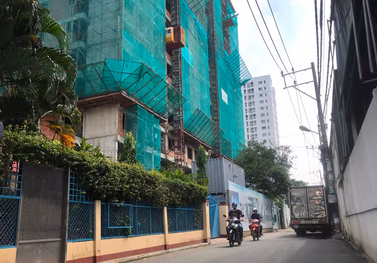 Trong con hẻm nhỏ số 262 trên đường Lũy Bán Bích, quận Tân Phú, hàng loạt căn hộ chung cư đã hoàn thành, đang thi công và sắp triển khai khiến người dân sống ở khu vực này vô cùng bất an, lo lắng.