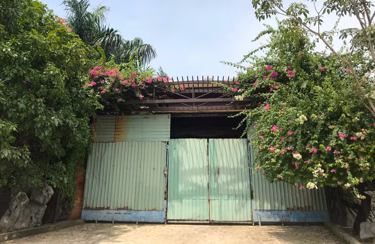 Công trình có 2 GPXD (công trình nhà ở và xây dựng cổng rào, lần lượt do 2 phó Chủ tịch UBND huyện Bình Chánh ký vào tháng 6/2015 và tháng 10/2016) do bà Nguyễn Phước Thiên Anh (SN 1995, HKTT ở phường 12, quận 5, TP.HCM) là chủ đầu tư.