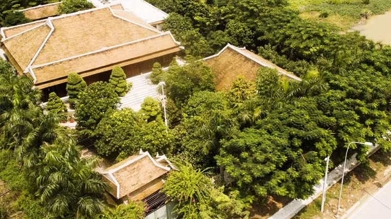 Trước vụ việc trên, Bí thư Huyện ủy huyện Bình Chánh đã chỉ đạo lãnh đạo UBND huyện và các đơn vị liên quan xác minh làm rõ tính pháp lý trong việc cấp phép xây dựng ở khu đất có "biệt phủ" này.