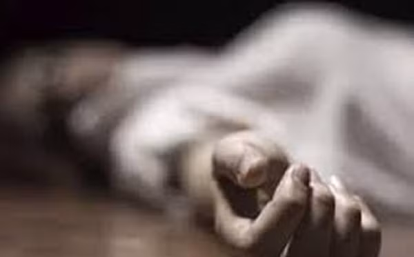  Trưởng Công an huyện tử vong tại nhà riêng. Sáng 24/4, người nhà phát hiện Thượng tá Hoàng Việt Châu (SN 1975) - Trưởng Công an huyện Bình Gia, tỉnh Lạng Sơn tử vong trong tư thế treo cổ tại nhà riêng (thành phố Lạng Sơn), nghi vấn do tự tử.Trước đó, Thượng tá Châu có một số dấu hiệu cho thấy bị trầm cảm. Vụ việc đang được cơ quan chức năng điều tra, làm rõ.