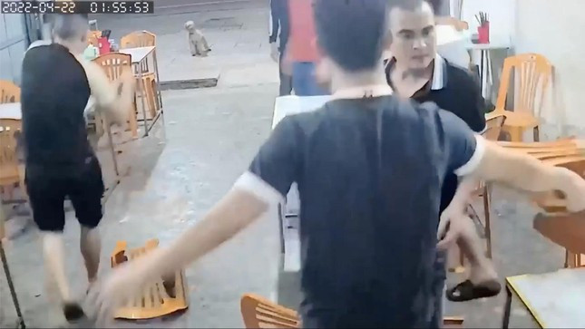  Triệu tập nhóm đánh nữ chủ quán ăn đêm nhập viện. Công an TP Hà Tĩnh vừa triệu tập Phan Bình An (32 tuổi, phường Thạch Quý), Nguyễn Tất Hùng (28 tuổi, Thạch Xuân, huyện Thạch Hà),Lê Huỳnh Đức (26 tuổi, trú xã Lâm Hợp, huyện Kỳ Anh) làm rõ việc đánh nữ chủ quán ăn đêm phải nhập viện. Khoảng 2h ngày 22/4, 7 người đàn ông đến quán ăn đêm ở thôn Tân Trung, xã Thạch Trung (TP Hà Tĩnh). Do xích mích An, Hùng, Đức đã dùng ghế nhựa đánh chị G. chủ quán bị thương, ngất xỉu. 