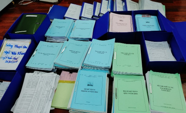 Từ năm 2016 đến năm 2020, Cường trực tiếp giao dịch mua bán cát với một số công ty trong và ngoài tỉnh, với tổng cộng doanh thu hơn 63 tỷ đồng thanh toán vào 2 số tài khoản cá nhân do Cường trực tiếp quản lý. Tuy nhiên, Cường không xuất hóa đơn khi xuất bán cát, không ghi chép vào sổ sách kế toán và kê khai thuế trong 4 công ty mà Cường quản lý. Kết luận giám định Cục thuế An Giang xác định số tiền thiệt hại giảm nộp ngân sách Nhà nước do hành vi vi phạm pháp luật về thuế của Công ty TNHH Phú Cường và Công ty TNHH MTV Sông Thoại hơn 19 tỷ đồng. 