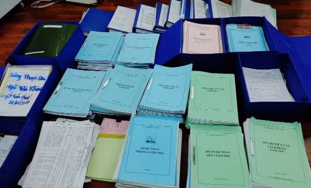 Từ năm 2016 đến năm 2020, Cường trực tiếp giao dịch mua bán cát với một số công ty trong và ngoài tỉnh, với tổng cộng doanh thu hơn 63 tỷ đồng thanh toán vào 2 số tài khoản cá nhân do Cường trực tiếp quản lý. Tuy nhiên, Cường không xuất hóa đơn khi xuất bán cát, không ghi chép vào sổ sách kế toán và kê khai thuế trong 4 công ty mà Cường quản lý. Kết luận giám định Cục thuế An Giang xác định số tiền thiệt hại giảm nộp ngân sách Nhà nước do hành vi vi phạm pháp luật về thuế của Công ty TNHH Phú Cường và Công ty TNHH MTV Sông Thoại hơn 19 tỷ đồng. 