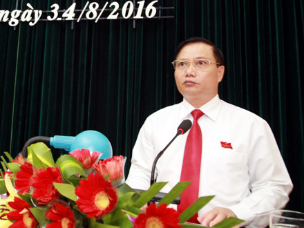 Thông tư số 15/2014/TT-BCA, ngày 4/4/2014 của Bộ Công an Quy định về đăng ký xe thì ông Quảng không thuộc tiêu chuẩn được cấp xe biển xanh 80B để phục vụ. Ngoài ra, luật định, mỗi phương tiện chỉ được cấp 1 biển số, trừ xe nghiệp vụ của công an có quy định khác.