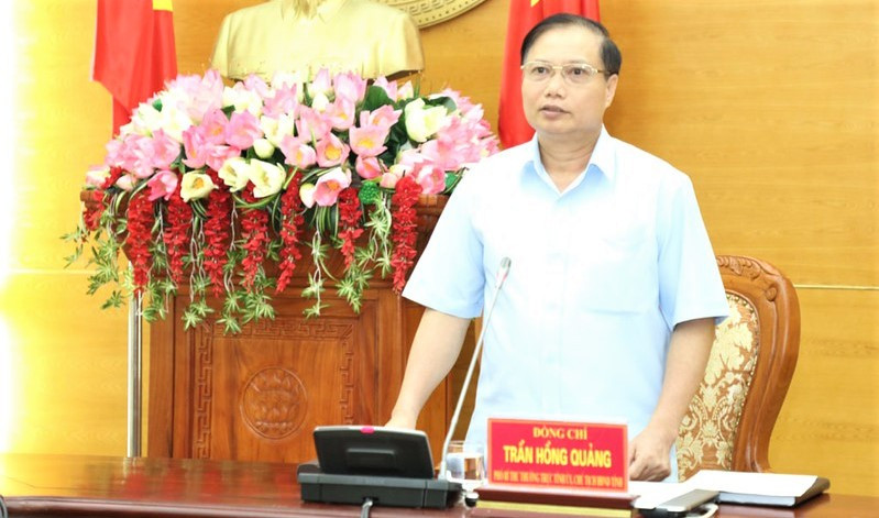 Ông Trần Hồng Quảng quê tại xã Quang Thiện, H.Kim Sơn (Ninh Bình). Ông từng kinh qua các chức vụ như Bí thư Huyện ủy Kim Sơn, Chủ tịch Ủy ban MTTQ VN tỉnh Ninh Bình.