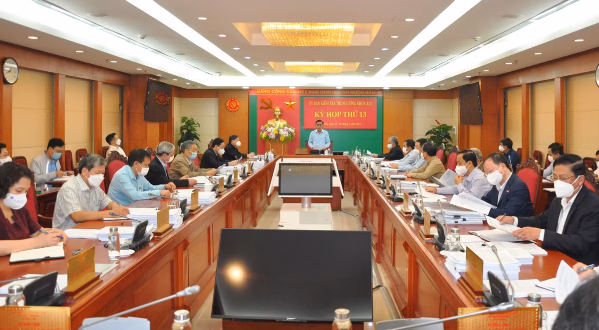 Tại kỳ họp thứ 13 mới đây, Ủy ban Kiểm tra Trung ương đã quyết định thi hành kỷ luật cảnh cáo ông Trần Hồng Quảng - Phó Bí thư Thường trực Tỉnh ủy, Bí thư Đảng đoàn, Chủ tịch Hội đồng nhân dân tỉnh Ninh Bình. Cùng bị cảnh cáo còn có ông Trịnh Xuân Hồng - nguyên Chánh Văn phòng HĐND tỉnh Ninh Bình.