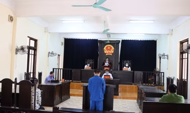 Hai Duong: Ra toa xin ly hon, nguoi chong linh an vi giao cau tre em