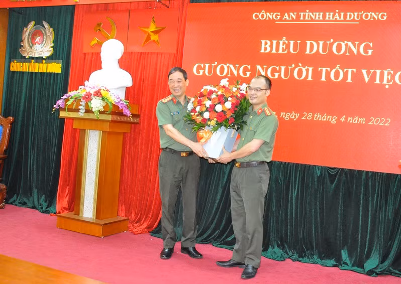 Bo Cong an khen thuong thieu ta CA Hai Duong cuu 2 tre duoi nuoc-Hinh-2