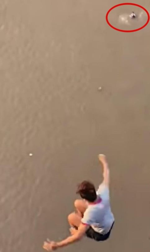 Theo anh Chính kể lại, khoảng 17h30 ngày 9/4, trên đường đi làm về nhà, khi đi qua cầu Thịnh Long, thấy mọi người nhốn nháo, hô hoán có người nhảy cầu tự tử, anh chạy ra phía thành cầu. Thấy một người áo trắng đang chới với, anh Chính nhảy luôn xuống sông rồi bơi ra chỗ bé gái, cứu được nữ sinh này vào bờ an toàn. 