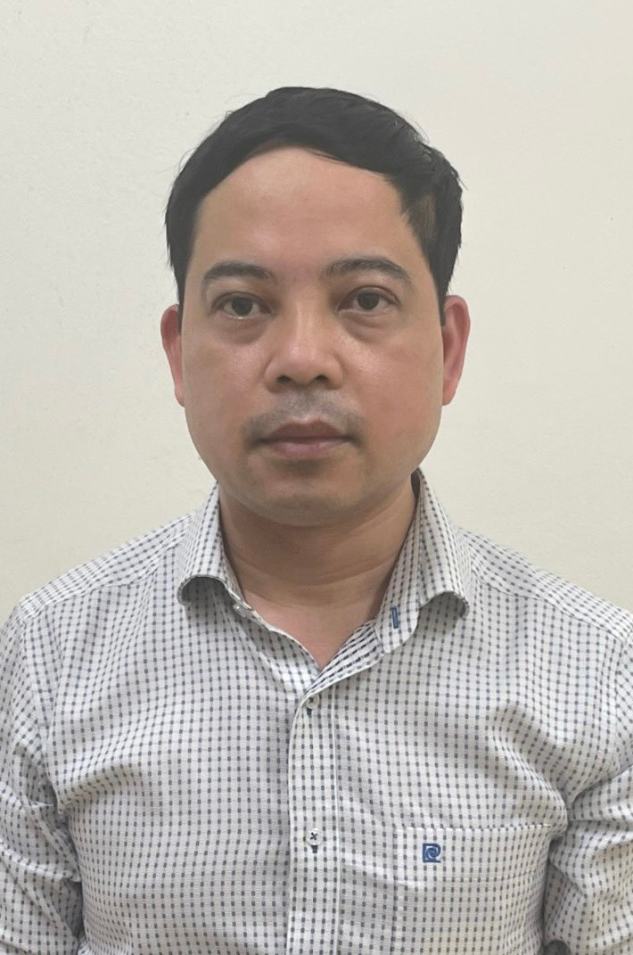 Cùng bị khởi tố tội danh trên còn có Phạm Trung Kiên - Chuyên viên Vụ trang thiết bị và Công trình y tế Bộ Y tế;