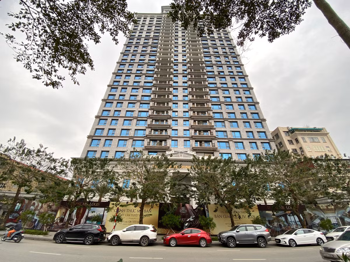 Trước đó, Cơ quan Cảnh sát điều tra Bộ Công an (C03) đang điều tra, xác minh một số hành vi có dấu hiệu vi phạm pháp luật liên quan việc phát hành trái phiếu, huy động tiền của nhà đầu tư của các công ty thành viên thuộc Công ty TNHH Thương mại Dịch vụ Khách sạn Tân Hoàng Minh (Tập đoàn Tân Hoàng Minh). 