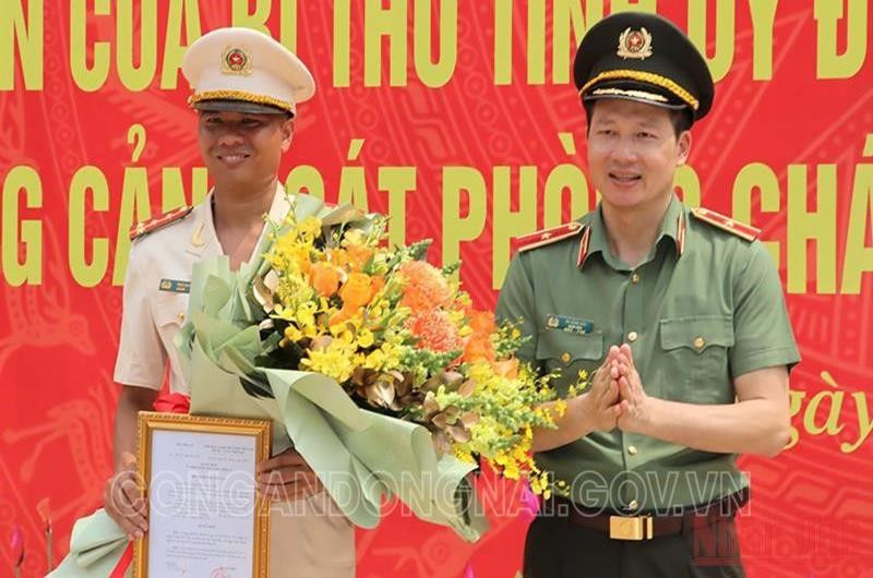 Trao Quyet dinh thang cap ham vuot bac cho “nguoi hung” Thai Ngo Hieu