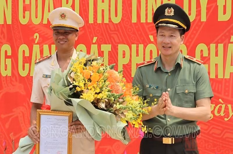 Trao Quyet dinh thang cap ham vuot bac cho “nguoi hung” Thai Ngo Hieu