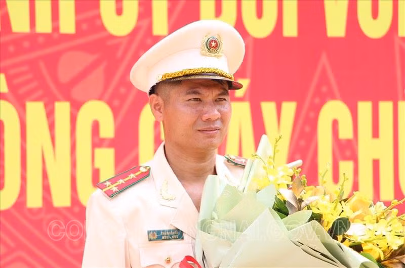 Trao Quyet dinh thang cap ham vuot bac cho “nguoi hung” Thai Ngo Hieu-Hinh-2