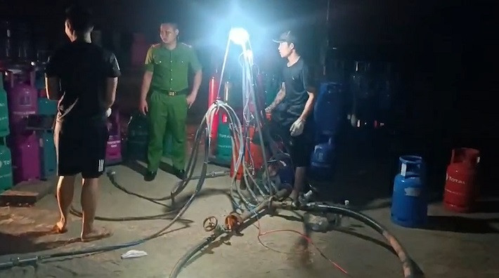 Hai Duong: Nhom doi tuong than nhien chiet, nap gas trai phep tu xe bon