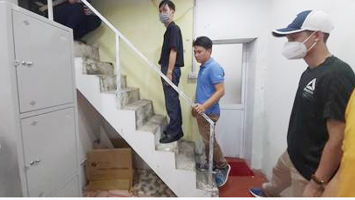 Năng tiếp tục dùng điện thoại có sim anh C nhắn tin cho con gái nạn nhân: “Tối bố về muộn, không phải chờ. Công việc gấp có thể bố phải đi Nghệ An luôn. Con ở nhà ngoan và học bài nhé”. Tuy nhiên do nghi ngờ, con gái anh C nhắn tin lại: “Ai nhắn chứ có phải bố đâu. Bố đi đâu không về bố toàn gọi điện chả bao giờ bố nhắn tin cả”. Sau khi đào hố ở vị trí bờ sông Kim Sơn, Năng nhập zalo anh C đăng dòng trạng thái “Đã đến Vinh” nhưng hình ảnh lại là cổng chào thành phố Vĩnh Yên, Vĩnh Phúc.