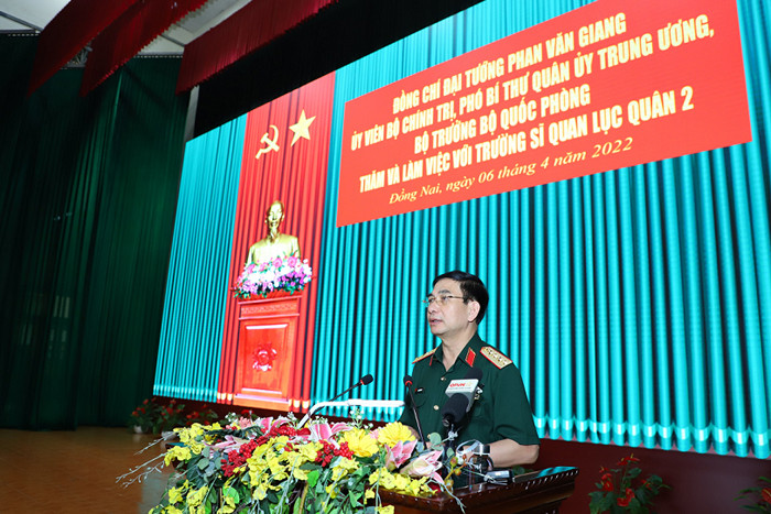 Đại tướng Phan Văn Giang biểu dương những kết quả, thành tích nổi bật mà Trường Sĩ quan Lục quân 2 đã đạt được. Đồng thời yêu cầu tiếp tục thực hiện tốt phương châm “chất lượng đào tạo của nhà trường là khả năng sẵn sàng chiến đấu của đơn vị”; tiếp tục đổi mới mạnh mẽ nội dung, chương trình, phương pháp dạy và học theo hướng lấy người học làm trung tâm; phát triển toàn diện phẩm chất, năng lực người học sát với thực tiễn huấn luyện, SSCĐ ở đơn vị. 