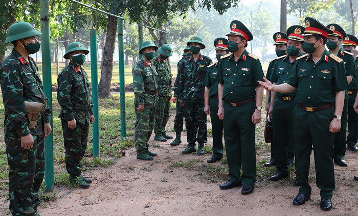  Đại tướng Phan Văn Giang làm việc tại Trường Sĩ quan Lục quân 2: Trước đó, ngày 6/4, Đại tướng Phan Văn Giang dẫn đầu đoàn công tác Bộ Quốc phòng kiểm tra và làm việc tại Trường Sĩ quan Lục quân 2. 