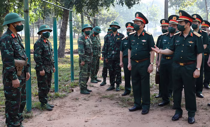  Đại tướng Phan Văn Giang làm việc tại Trường Sĩ quan Lục quân 2: Trước đó, ngày 6/4, Đại tướng Phan Văn Giang dẫn đầu đoàn công tác Bộ Quốc phòng kiểm tra và làm việc tại Trường Sĩ quan Lục quân 2. 
