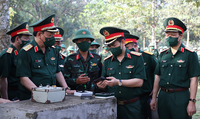 Đại tướng Phan Văn Giang lưu ý, cán bộ, giáo viên, học viên, nhân viên, chiến sĩ Nhà trường phải quán triệt sâu sắc, triển khai thực hiện chặt chẽ, hiệu quả chương trình hành động của Quân ủy Trung ương, đặc biệt là phát huy phẩm chất “Bộ đội Cụ Hồ”, kiên quyết chống chủ nghĩa cá nhân trong tình hình mới; xây dựng chương trình đào tạo khoa học, bố trí các môn học, tiết học hợp lý, bảo đảm cho học viên tiếp thu tốt nội dung bài học; đội ngũ giáo viên phải có phương pháp giảng dạy đa dạng, thu hút được người học... hoàn thành xuất sắc mọi nhiệm vụ được giao. 