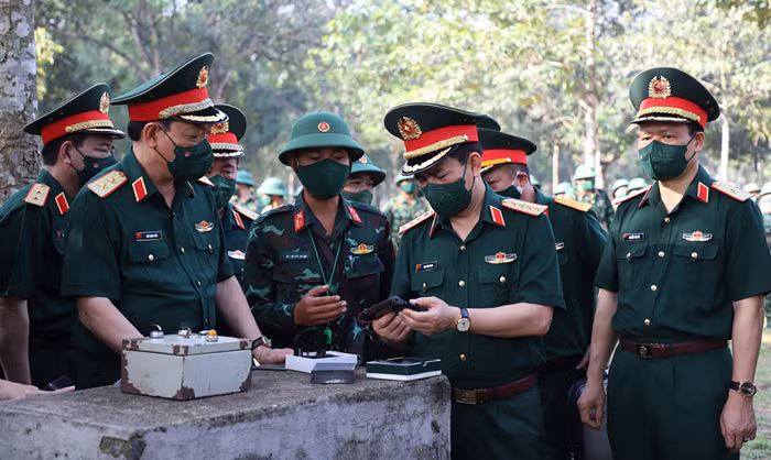 Đại tướng Phan Văn Giang lưu ý, cán bộ, giáo viên, học viên, nhân viên, chiến sĩ Nhà trường phải quán triệt sâu sắc, triển khai thực hiện chặt chẽ, hiệu quả chương trình hành động của Quân ủy Trung ương, đặc biệt là phát huy phẩm chất “Bộ đội Cụ Hồ”, kiên quyết chống chủ nghĩa cá nhân trong tình hình mới; xây dựng chương trình đào tạo khoa học, bố trí các môn học, tiết học hợp lý, bảo đảm cho học viên tiếp thu tốt nội dung bài học; đội ngũ giáo viên phải có phương pháp giảng dạy đa dạng, thu hút được người học... hoàn thành xuất sắc mọi nhiệm vụ được giao. 