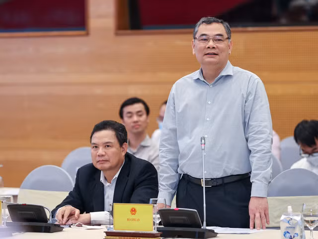 Tại buổi họp báo Chính phủ thường kỳ chiều 4/4, Trung tướng Tô Ân Xô, Chánh Văn phòng, Người phát ngôn Bộ Công an khi đề cập vụ Việt Á đã cho biết, Cơ quan điều tra Bộ Công an cũng đã khởi tố nhiều bị can, hiện đang tiếp tục điều tra, làm rõ. “Vụ Việt Á, thông báo của Ủy ban Kiểm tra Trung ương vừa qua đã nói quá rõ về các tổ chức, cá nhân có liên quan. Các bạn chờ đợi cơ quan chức năng tiến hành các thủ tục tiếp theo”. Dư luận tin rằng, trùm cuối vụ Việt Á sẽ sớm lộ diện. 