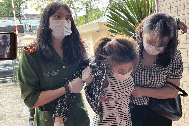 Với những chứng cứ khách quan thể hiện hành vi đốt xe máy tại tầng một của khu nhà trọ, mức độ nhận thức điều khiển hành vi của người thực hiện hành vi và hậu quả thiệt hại về tài sản đã gây ra, cơ quan điều tra có thể sẽ khởi tố vụ án hình sự về tội hủy hoại hoặc cố ý làm hư hỏng tài sản theo điều 178 bộ luật hình sự năm 2015, sửa đổi bổ sung năm 2017. 