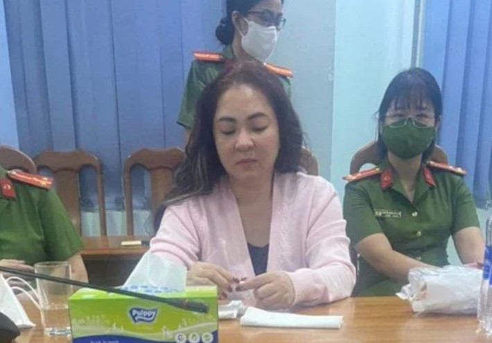 Đáng chú ý, trước khi Công an tỉnh Bình Dương khởi tố vụ án trên, ngày 24/3, Cơ quan CSĐT Công an TP HCM đã khởi tố vụ án, khởi tố bị can, lệnh bắt tạm giam đối với Nguyễn Phương Hằng về hành vi “Lợi dụng các quyền tự do dân chủ xâm phạm lợi ích của Nhà nước, quyền, lợi ích hợp pháp của tổ chức, cá nhân”, quy định tại Điều 331 Bộ luật Hình sự.