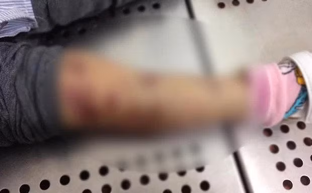 Kết luận điều tra cho thấy, bé N.T.V.A. (8 tuổi) là con gái của Thái và chị Nguyễn Thị Hạnh. Tháng 8/2020, vợ chồng ly hôn, Thái được tòa án giao quyền chăm sóc, nuôi dưỡng con gái. Tháng 9/2020, Thái chung sống như vợ chồng với Trang tại một căn hộ thuộc chung cư Saigon Pearl, quận Bình Thạnh, TP HCM. Thời gian này, bé A. cũng sống chung cha và "dì ghẻ" Quỳnh Trang.