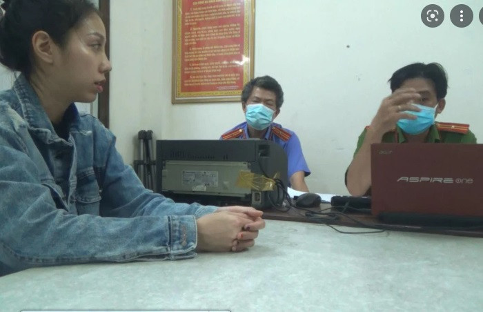 Tháng 10/2021, bé A. học online tại nhà, Trang không có việc làm nên Thái giao kèm con học. Khoảng thời gian này, Trang nhiều lần dùng tay, chân, roi, cây gỗ, cây kim loại, đánh đập, hành hạ bé 8 tuổi. Có lúc Trang không cho bé mặc quần áo khi bị đánh, bắt quỳ gối giơ hai tay lên cao; bắt bé chui vào chuồng chó, quỳ gối, vừa quỳ vừa học, bị đánh; lấy kéo cắt tóc, dùng khăn trùm đầu bé, đập liên tiếp xuống bàn…