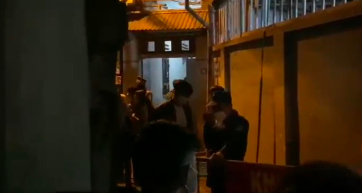 Biết là hành vi có thể dẫn đến nguy hiểm tính mạng người khác nhưng vẫn cố ý thực hiện hành vi hủy hoại tài sản dẫn đến hậu quả chết người, có thể xử lý hình sự về tội giết người theo điều 123 bộ luật hình sự với tình tiết định khung là giết từ hai người trở lên và vì động cơ đê hèn.