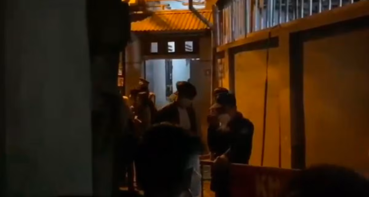 Biết là hành vi có thể dẫn đến nguy hiểm tính mạng người khác nhưng vẫn cố ý thực hiện hành vi hủy hoại tài sản dẫn đến hậu quả chết người, có thể xử lý hình sự về tội giết người theo điều 123 bộ luật hình sự với tình tiết định khung là giết từ hai người trở lên và vì động cơ đê hèn.