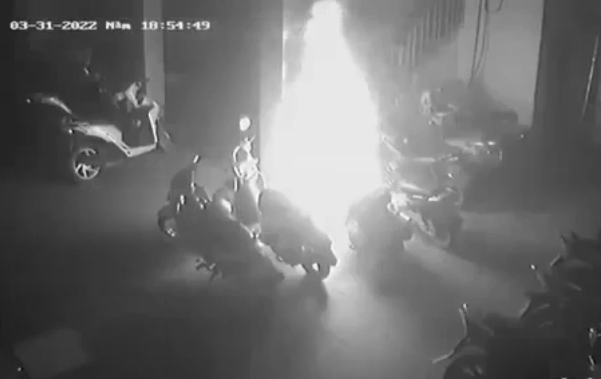 Hậu quả của hành vi của Hải đã khiến 1 người tử vong, 5 người bị thương do ngạt khói, 9 xe máy bị thiêu rụi hoàn toàn, nhiều xe máy khác bị hư hỏng. 