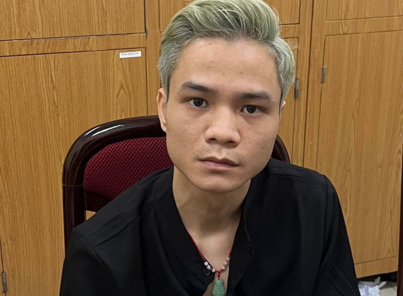  Bắt nghi phạm giết hại người phụ nữ tại quận Cầu Giấy. Ngày 16/4, Công an TP Hà Nội cho biết đã bắt được Phùng Văn Vinh – nghi phạm giết hại người phụ nữ tại phường Quan Hoa, quận Cầu Giấy. Tại cơ quan công an, Vinh khai, có quen biết với chị H và cho chị H. vay 80 triệu đồng. Chiều ngày 12/4/2022, Vinh đến phòng trọ của chị H. ở ngõ 143 Quan Hoa, phường Quan Hoa. Tại đây, Vinh hỏi chị H bao giờ trả được tiền nhưng chị H chỉ trả được 6 triệu đồng và nói sẽ tiếp tục trả sau. Hai bên sau đó đã xảy ra xô xát, Vinh lấy con dao gọt hoa quả đâm liên tiếp vào người chị H làm nạn nhân tử vong.