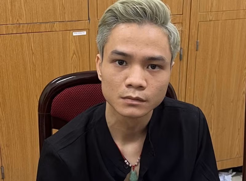  Bắt nghi phạm giết hại người phụ nữ tại quận Cầu Giấy. Ngày 16/4, Công an TP Hà Nội cho biết đã bắt được Phùng Văn Vinh – nghi phạm giết hại người phụ nữ tại phường Quan Hoa, quận Cầu Giấy. Tại cơ quan công an, Vinh khai, có quen biết với chị H và cho chị H. vay 80 triệu đồng. Chiều ngày 12/4/2022, Vinh đến phòng trọ của chị H. ở ngõ 143 Quan Hoa, phường Quan Hoa. Tại đây, Vinh hỏi chị H bao giờ trả được tiền nhưng chị H chỉ trả được 6 triệu đồng và nói sẽ tiếp tục trả sau. Hai bên sau đó đã xảy ra xô xát, Vinh lấy con dao gọt hoa quả đâm liên tiếp vào người chị H làm nạn nhân tử vong.