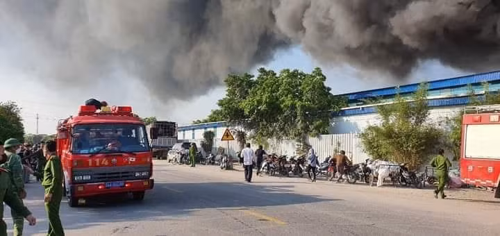 Hai Duong: Chay lon tai Cong ty Hong Ngoc va Lien Hung Phat-Hinh-4