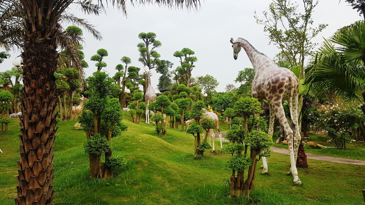 Ông Đặng Văn Suy (62 tuổi), một giáo viên nghỉ hưu và cũng là hàng xóm nhà anh Chiến cho biết, với người dân địa phương, công viên này rất quý. Bởi xã Hưng Đạo đất chật người đông nhưng khu vui chơi giải trí dành cho người dân lại rất ít. Bản thân ông Suy đặt stent tim nhiều năm nay, nhờ mỗi ngày ra công viên tập thể dục, hưởng không khí trong lành nên giờ khỏe mạnh hơn. 