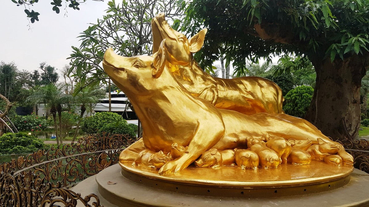 Đáng chú ý, tại khuôn viên này, chủ nhân đặt tượng một đàn lợn mạ vàng. Theo người dân địa phương, anh Nguyễn Đình Chiến làm nghề buôn lợn, việc đặt tượng lợn thay lời cảm ơn loài vật đã giúp anh đổi đời từ gian khó đến thành công như ngày hôm nay.