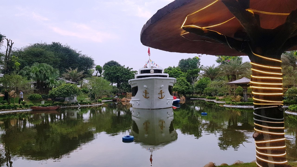 Xung quanh là đường đi dạo.