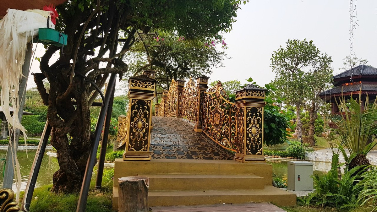 Những cây cầu để khách có thể đi dạo qua các kênh, hồ nhân tạo.