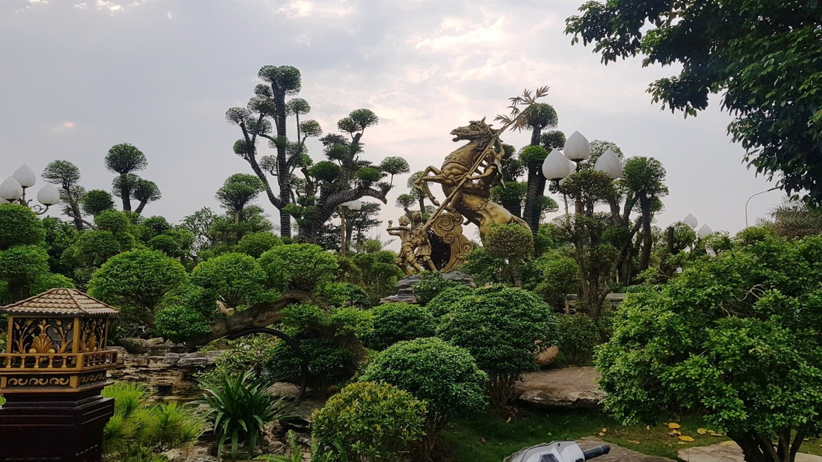 Đồi cỏ nhân tạo trên có tượng Thánh Gióng, hệ thống cây xanh, cây cảnh, cây hoa, cây ăn quả đủ chủng loại, hệ thống hồ nước, du thuyền, hệ thống cầu bắc qua hồ nước, kênh nước, đường bao quanh khuôn viên được đầu tư bài bản, có bể bơi, tượng Nữ thần tự do, lầu nghỉ chân và trực thăng mô hình…