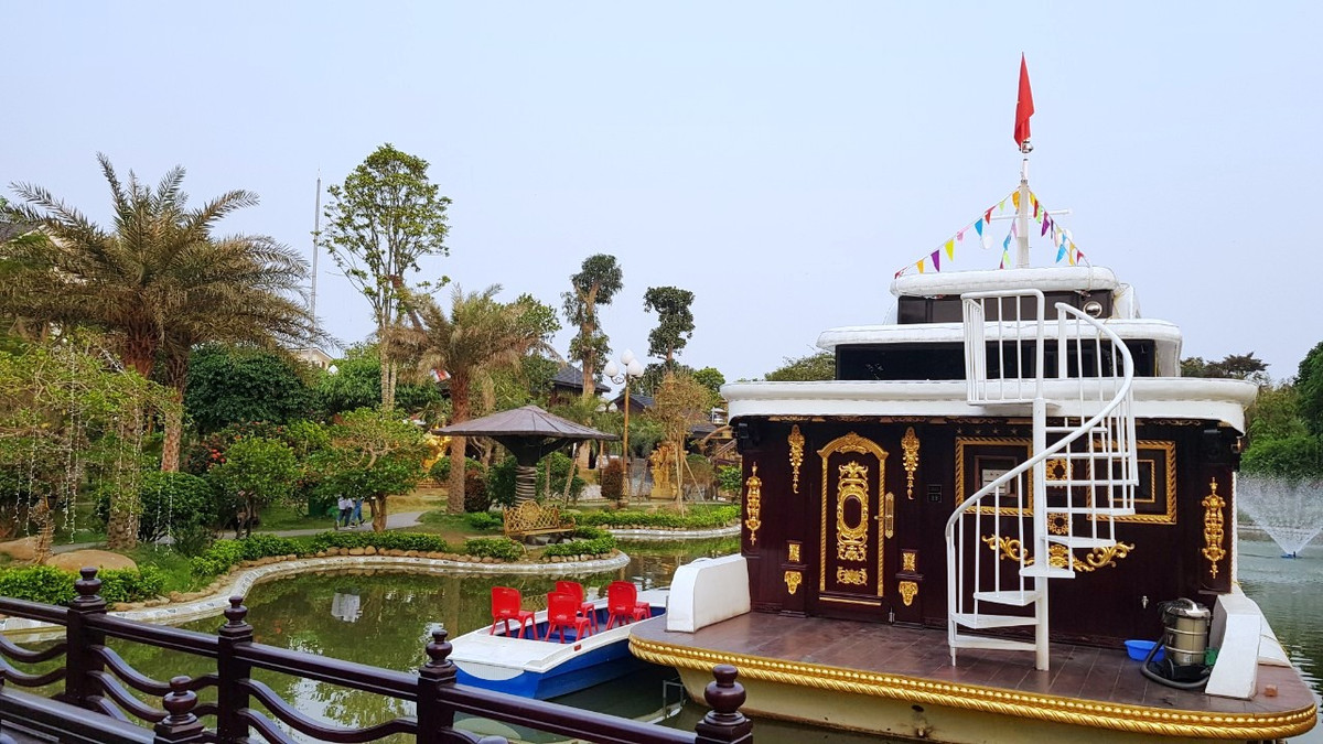 Du thuyền được đặt giữa hồ nước trong công viên.