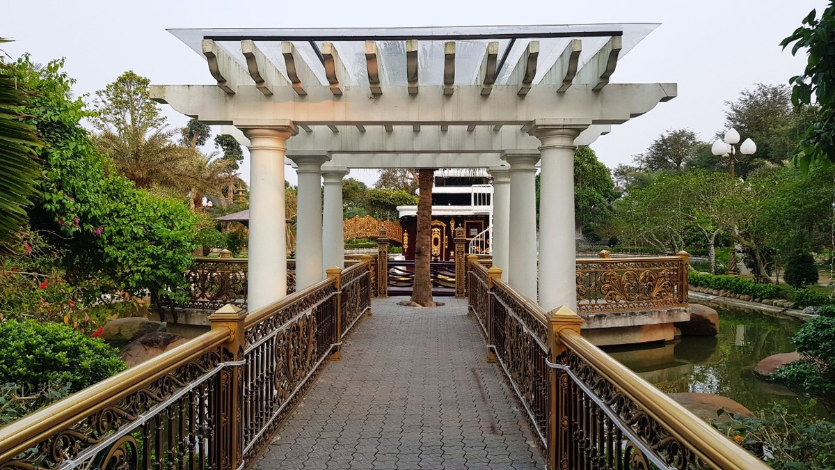 Công viên được xây dựng trên diện tích 10.000 m2 là những hạng mục công trình. 