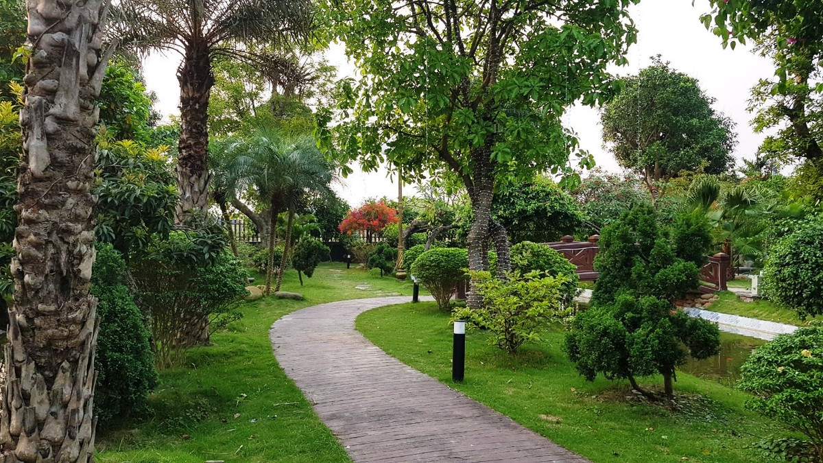 Theo lời ông Suy, việc xây dựng khuôn viên không chỉ mang lại nơi vui chơi, giải trí, tham quan, vãn cảnh cho người dân địa phương mà còn giảm thiểu ô nhiễm môi trường, bảo vệ môi trường sinh thái. Đồng thời cũng là cách để anh Chiến đóng góp cho người dân, cho quê hương. Ngoài công viên này, anh Chiến cũng thường xuyên ủng hộ trong làng, ngoài xã, từ tu bổ đền miếu, làm đường đến các công trình phúc lợi. 