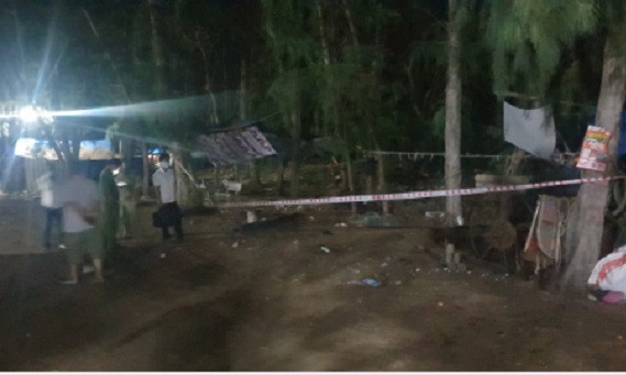  Nhắc nhở chuyện cũ dẫn đến mâu thuẫn, 1 người bị đâm tử vong. Công an tỉnh Bình Thuận đã tạm giữ Huỳnh Phi Cương (SN 1991, ngụ khu phố 9, phường Bình Tân, thị xã La Gi) để điều tra làm rõ vụ án giết người. Tối 2/4, Cường cùng một thanh niên ngồi trước nhà ông Lê Đức Lương (SN 1977, khu phố 11, phường Bình Tân) nói chuyện. Khi đó, ông Lương đi ra nói chuyện với Cương về mâu thuẫn trong sinh hoạt xảy ra trước đó nên giữa 2 bên cãi vã, xô xát. Trần Quốc Hậu (SN 1994) cháu ông Lương dùng cây đánh Cương. Sau đó Cương đã dùng kéo đâm 3 nhát khiến hậu tử vong. 