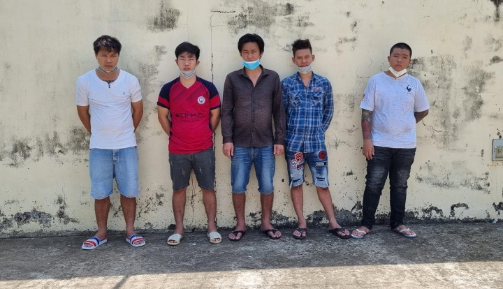  Nhóm người tấn công ngư dân trên biển bằng bom xăng. Ngày 3/4, Cơ quan CSĐT Công an huyện An Minh (Kiên Giang) bắt giam 4 tháng Phạm Đức Gul (32 tuổi), Trần Cao Kỳ (26 tuổi), Bành Văn Bi (33 tuổi), Nguyễn Minh Đương (24 tuổi) và Nguyễn Bảo Vẹn (19 tuổi, cùng ngụ xã Vân Khánh, huyện An Minh) điều tra về hành vi cố ý gây thương tích. Trước đó, trưa 21/12/2021, tàu đánh bắt thủy sản do ông Võ Phi Hùng làm thuyền trưởng neo đậu trên vùng biển xã Vân Khánh, Bành Văn Bi chạy vỏ máy đến cự cãi, tranh chấp khu vực đánh lưới ốc với ông Hùng. Sau đó, Gul cùng với Kỳ, Vẹn, Đương và một số đối tượng khác mang theo hơn 10 chai thủy tinh bên trong có chứa xăng ném lên tàu đánh bắt thủy sản của ông Hùng khiến anh Võ Văn Trung bị bỏng nặng, thương tật là 57%.