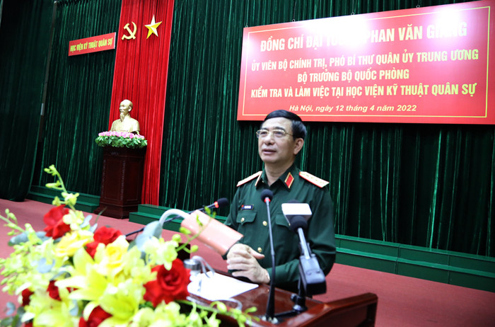Đại tướng Phan Văn Giang thăm, làm việc tại Học viện Kỹ thuật Quân sự: Ngày 12/4, Đại tướng Phan Văn Giang - Bộ trưởng Bộ Quốc phòng dẫn đầu Đoàn công tác của Bộ Quốc phòng thăm và làm việc tại Học viện Kỹ thuật Quân sự. Tại đây, đoàn đã kiểm tra toàn diện kết quả thực hiện nhiệm vụ của cán bộ, giảng viên, học viên, chiến sĩ Học viện Kỹ thuật Quân sự; thăm, kiểm tra khu trưng bày các đề tài nghiên cứu khoa học…