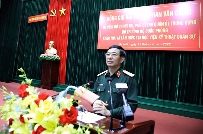 Đại tướng Phan Văn Giang thăm, làm việc tại Học viện Kỹ thuật Quân sự: Ngày 12/4, Đại tướng Phan Văn Giang - Bộ trưởng Bộ Quốc phòng dẫn đầu Đoàn công tác của Bộ Quốc phòng thăm và làm việc tại Học viện Kỹ thuật Quân sự. Tại đây, đoàn đã kiểm tra toàn diện kết quả thực hiện nhiệm vụ của cán bộ, giảng viên, học viên, chiến sĩ Học viện Kỹ thuật Quân sự; thăm, kiểm tra khu trưng bày các đề tài nghiên cứu khoa học…